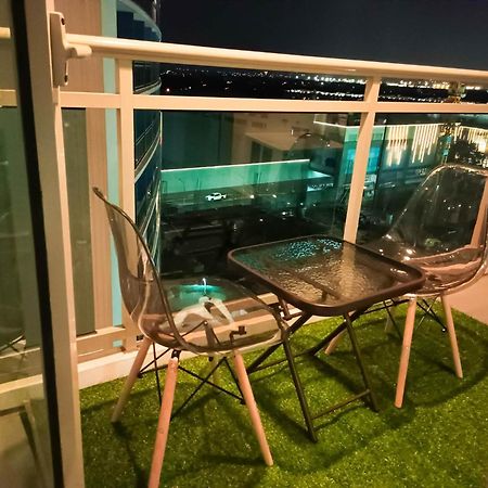 Beach Front Living In The Heart Of The City, Azure Residences Manila Exteriér fotografie